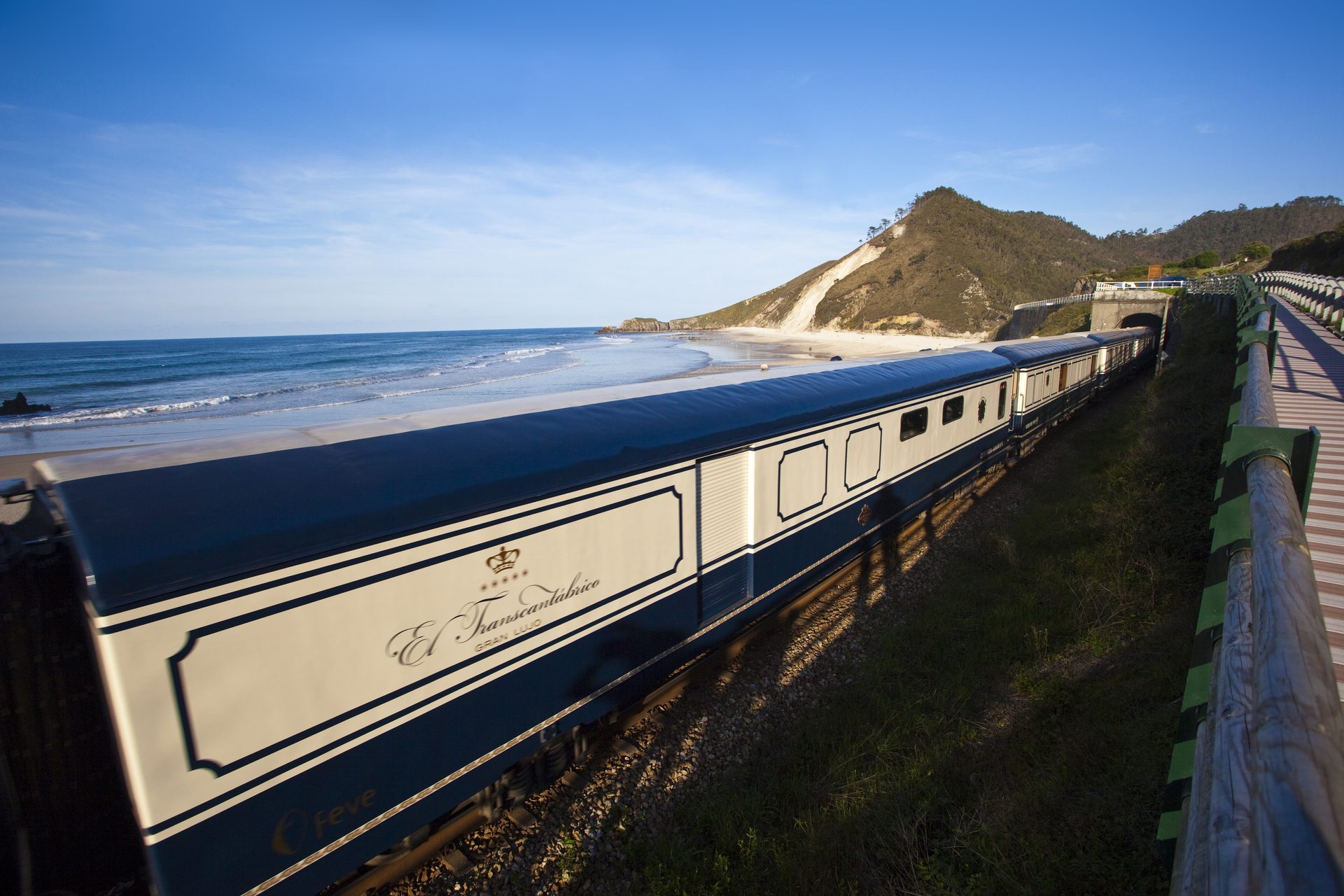 El Transcantábrico beside the Cantabrian coast